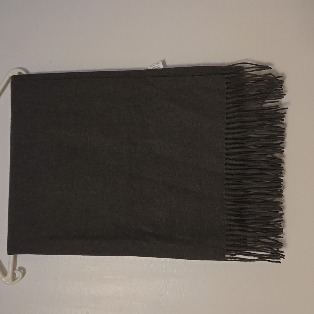 🌟 NWT 🌟 Extra Large Blanket Scarf - 35% cashmere cozy soft fringed dark gray
